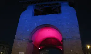 Arco illuminato di rosa e blu, un'icona della firenze vita notturna.