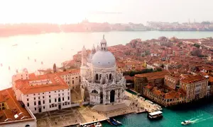 Vista aerea di Venezia, la città più bella d'Italia, con la Basilica di Santa Maria della Salute e i suoi canali.
