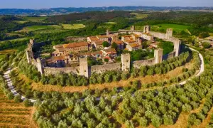 Borgo medievale fortificato, uno dei borghi vicino San Gimignano, immerso nel verde della campagna toscana tra ulivi e vigneti.