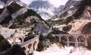 Alpi Apuane: cosa vedere? Ponti storici e cave di marmo dominano il paesaggio. Un viaggio tra ingegneria e natura.