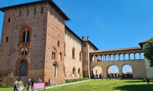 Castello Sforzesco di Vigevano, con la sua torre in mattoni e il loggiato ad archi, è un luogo imperdibile da vedere a Vigevano.