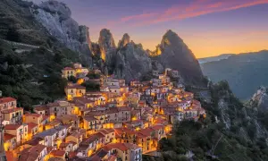 Un borgo italiano arroccato su un monte, illuminato al tramonto. Un'idea per 2 giorni nei borghi più belli d'Italia.