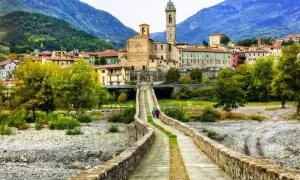 Bobbio, borgo dei borghi, con il suo ponte romano e la torre campanaria che domina il paesaggio collinare.