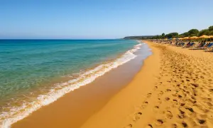 Spiagge bianche di Ragusa, con mare cristallino e ombrelloni gialli che invitano al relax.