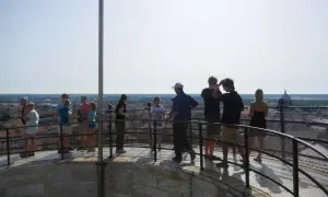 Turisti ammirano il panorama dalla cima, confermando che si può salire sulla Torre di Pisa.