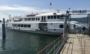 Un grande traghetto bianco attende i passeggeri per un tour sul Lago di Garda.