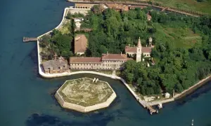 L'isola di Poveglia, con i suoi edifici storici e la laguna circostante, si può visitare. Un luogo affascinante da esplorare.