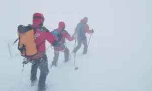 Alpinisti in marcia sul Gran Sasso, immersi in una bufera di neve. L'avventura è dura, ma la passione li guida.