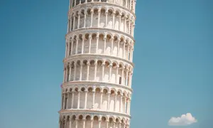 La Torre di Pisa, con la sua inconfondibile pendenza, si erge maestosa sotto un cielo azzurro.