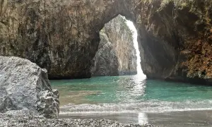 Arco naturale su mare turchese, un angolo segreto tra i borghi da visitare in Calabria.