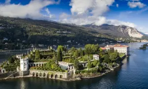 Isola Bella, un gioiello tra i posti da visitare in Piemonte, incanta con la sua natura rigogliosa e architetture barocche sul Lago Maggiore.