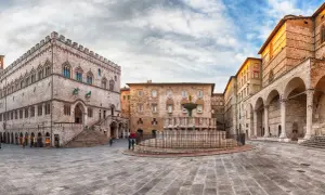 Piazza IV Novembre a Perugia: Palazzo dei Priori, Fontana Maggiore e arcate. Un'idea di cosa vedere a Perugia in un giorno.