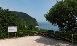 Sentieri del Monte Conero: un belvedere con pannello informativo e vista sul mare Adriatico.