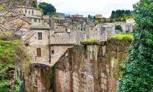 Antica Sorano, dove si trova questo borgo medievale, con case in tufo e vegetazione rigogliosa che si arrampica sui muri.
