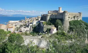Gaeta, uno dei borghi del Lazio da vedere assolutamente, con il suo imponente castello affacciato sul mare blu.