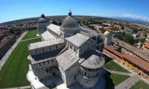 Piazza dei Miracoli a Pisa, una delle 10 città più belle d'Italia UNESCO, con la Torre Pendente e il Duomo.