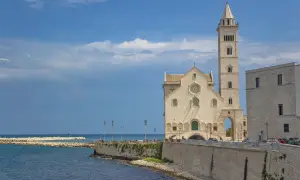 Cattedrale di Trani, un gioiello da vedere, si affaccia sul mare azzurro. Un luogo incantevole per scoprire cosa vedere a Trani.