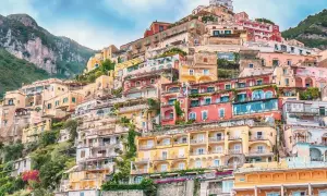 Case colorate aggrappate alla scogliera, un incanto da scoprire. Ecco cosa vedere a Positano, tra vicoli e panorami mozzafiato.