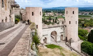 Porta Romana, uno dei borghi più belli d'Italia in Umbria, con le sue torri medievali e l'arco imponente.