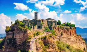 Civita di Bagnoregio, un borgo arroccato su uno sperone di tufo, accoglie i suoi pochi abitanti e visitatori con un ponte pedonale panoramico.