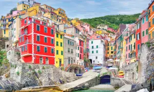 Case colorate a picco sul mare a Riomaggiore, un incanto da scoprire.