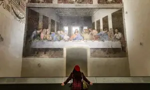 La donna ammira il cenacolo di Leonardo, un'opera d'arte che cattura l'intensità del momento.
