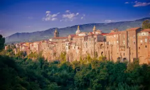Antica città arroccata su una rupe, con case color ocra e chiese con cupole verdi, circondata da una lussureggiante vegetazione. Un gioiello tra i borghi medievali della Campania.