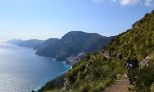 Escursionisti sul sentiero degli dei, con vista sulla costa amalfitana e Positano.