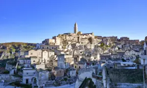 Panoramica dei Sassi di Matera, un labirinto di case scavate nella roccia, con indicazioni visive che guidano attraverso questo sito UNESCO.