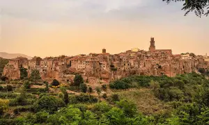 Pitigliano, un gioiello da scoprire tra le cose da vedere in Maremma, arroccato su una rupe tufacea.
