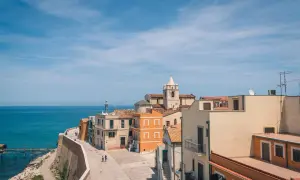 Un angolo di **Molise mare Termoli** con case colorate, il campanile e il blu intenso dell'Adriatico.
