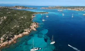 Navigare tra le acque cristalline e le isole verdi: ecco cosa vedere alla Maddalena, un paradiso di calette e velieri.