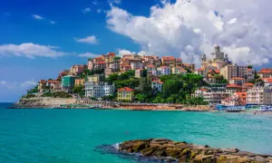 Un borgo colorato si affaccia sul mare turchese, tra le più belle località della riviera di ponente.
