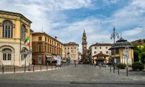Piazza del Duomo a Casale Monferrato, con la torre dell'orologio e palazzi storici. Ideale per scoprire cose da fare a Casale Monferrato.