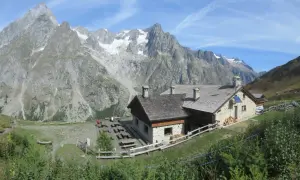 Rifugi in Piemonte facili da raggiungere, con tavoli all'aperto e vista mozzafiato sulle montagne.