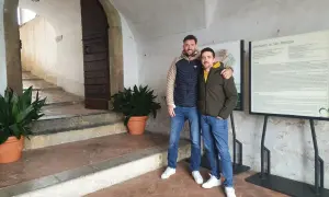 Due amici sorridono davanti al Santuario di San Patrizio, un luogo storico.