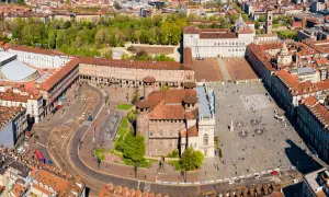 Vista aerea di **Piazza Castello a Torino**, con il Palazzo Reale e la Mole Antonelliana sullo sfondo.