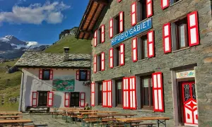 Rifugio Gabiet: come arrivare a questo rifugio alpino con vista sulle montagne. Tavoli all'aperto e un'architettura tradizionale.