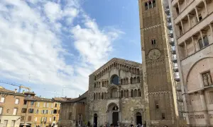 Piazza Duomo a Parma: un'idea per cosa vedere a Parma e dintorni in 3 giorni, tra cattedrale romanica e campanile con orologio.