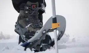 Scarponi e racchette da neve: scopri cosa sono le ciaspole per camminare sulla neve fresca, con un bastone da trekking.