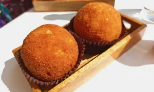 Arancini dorati, un classico street food da provare per scoprire cosa mangiare a Palermo.