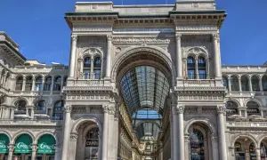 L'imponente Galleria Vittorio Emanuele II a Milano, con la sua volta in vetro e ferro. Curiosità: qui si trova il toro in mosaico su cui girare sui talloni per buona fortuna.