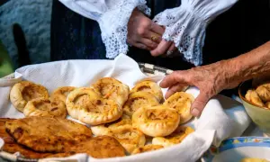 Cosa mangiare a Cagliari? Assaggia questi dolcetti tradizionali, preparati con cura da mani esperte.