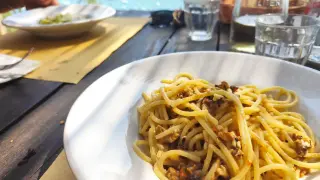 Un piatto di spaghetti ai frutti di mare, perfetto per scoprire dove mangiare a Portovenere. Vista mare e sapori autentici.