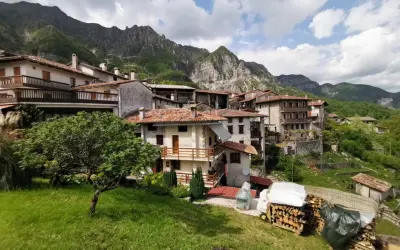 Un incantevole borgo friulano incastonato tra montagne verdi. Un luogo perfetto tra i borghi friuli da visitare per una vacanza rilassante.