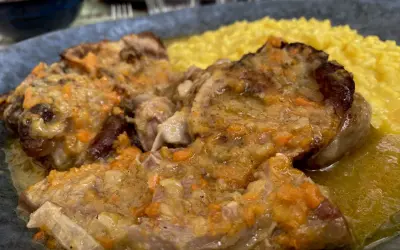 Ossobuco con risotto giallo, un classico da provare per scoprire cosa mangiare a Milano.