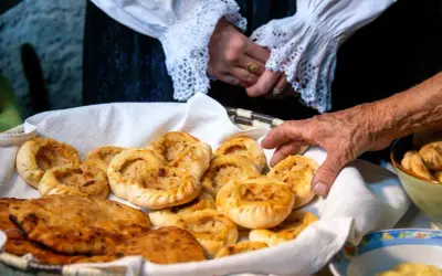 Cosa mangiare a Cagliari? Assaggia questi dolcetti tradizionali, preparati con cura da mani esperte.