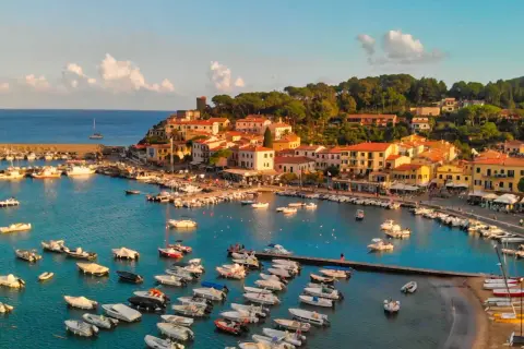 Porto con barche e case colorate, un luogo incantevole da scoprire: isola d'Elba cosa vedere.