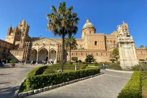 La Cattedrale di Palermo, un must per chi visita Palermo cosa vedere in 3 giorni, con la sua maestosa architettura e il giardino curato.