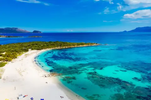 Spiagge vicino a Olbia con acque cristalline e sabbia bianca. Un paradiso per chi cerca relax e natura incontaminata.